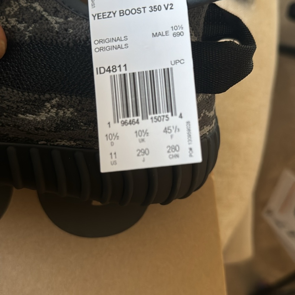 Yeezy boost 350 V2 NIB/NWT size 11 US (never worn and new in box) - Picture 7 of 7